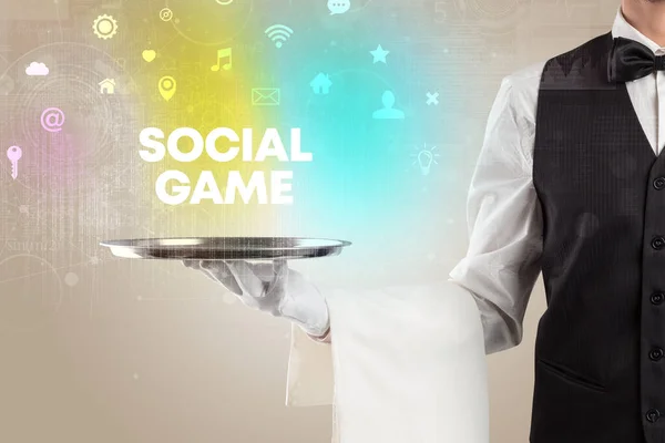 Garçom Servindo Redes Sociais Com Inscrição Social Game Novo Conceito — Fotografia de Stock