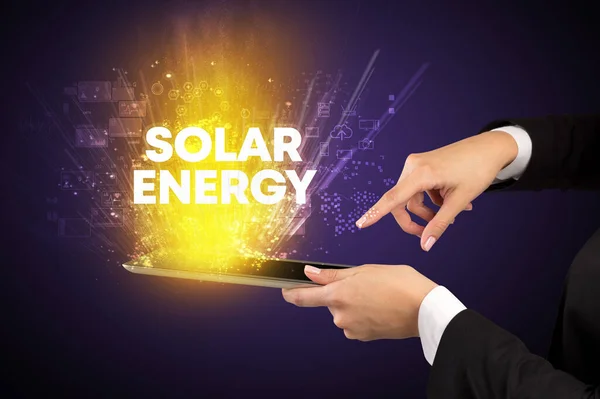 Närbild Pekskärm Med Solar Energy Inskription Innovativt Teknikkoncept — Stockfoto