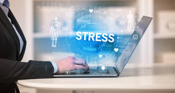 Lekarz Prowadzący Badanie Stanu Zdrowia Napisem Stress Rejestrujący Wyniki Badań — Zdjęcie stockowe