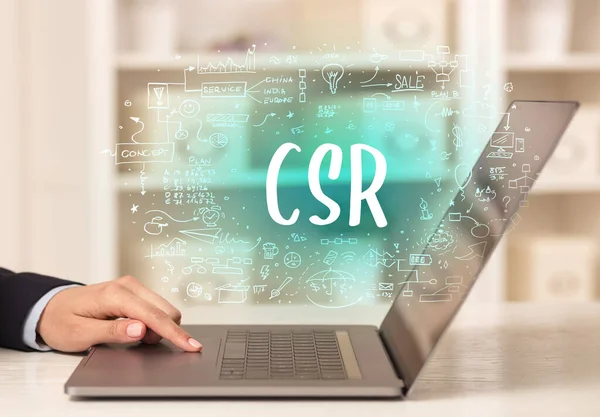 CSR kısaltması modern teknoloji konsepti olan yeni modern bilgisayarlar üzerinde çalışıyoruz.