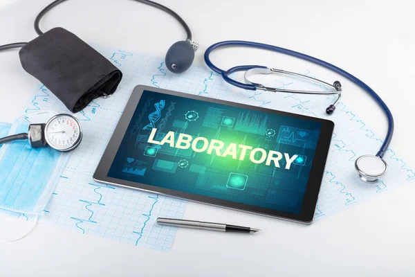 具有Laboratory题名 预防概念的平板电脑和医疗用品 — 图库照片