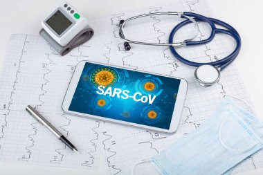 SARS-CoV yazıtlı bir tabletin yakın görüntüsü, mikrobiyoloji kavramı