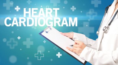Doktor panoya Heart CARDIOGRAM yazısıyla notlar yazar, ilk yardım kavramı
