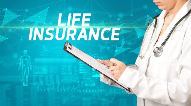 Doktor panoya LIFE INSURANCE yazısını, tıbbi tanı kavramını içeren notlar yazar.