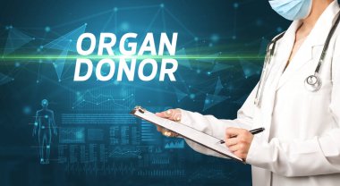 Doktor panoya ORGAN DONOR yazısıyla notlar yazar, tıbbi tanı konsepti