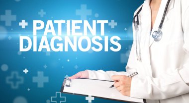 Doktor panoya hasta DiAGNOSIS yazısıyla notlar yazar, ilk yardım kavramı