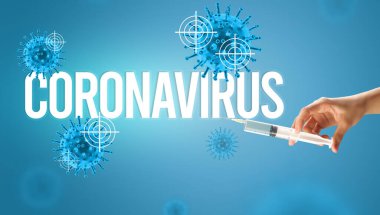 Doktorların yakından görüntüsü beyaz bir eldiven içinde elinde CORONAVIRUS yazıtları, koronavirüs panzehiri konsepti olan bir şırınga tutuyor.