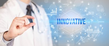 Doktor, yeni teknoloji çözümü kavramının yazıldığı bir hap veriyor.