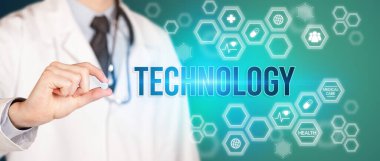 TECHNOLOGY yazıtlı, tıbbi konseptli bir ilaç veren bir doktorun yakın çekimi.