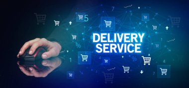 DELIVERY SERVICE yazıtları ve online alışveriş konseptiyle el ele tutuşmak