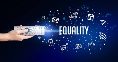 Eşitlik ve sosyal medya kavramına sahip kablosuz çevresel el ele tutuşma