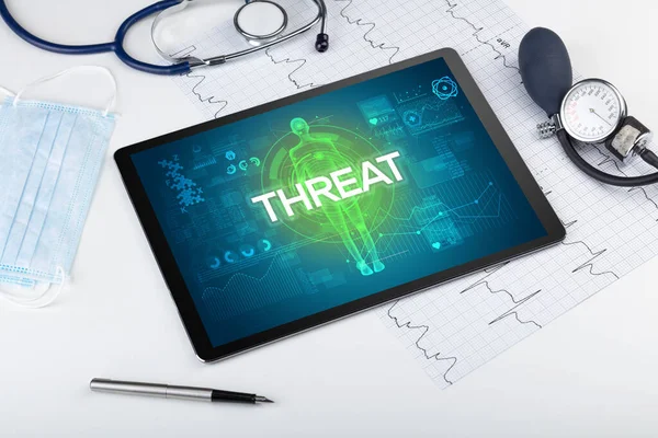 タブレットPcや脅威の碑文を持つ医師のツール コロナウイルスの概念 — ストック写真