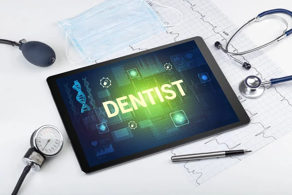 Tablet Material Médico Con Inscripción Dentist Concepto Prevención — Foto de Stock