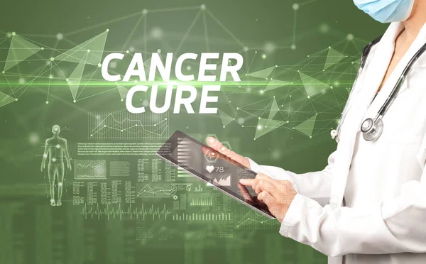 Arts Schrijft Notities Het Klembord Met Cancer Cure Inscriptie Medische — Stockfoto