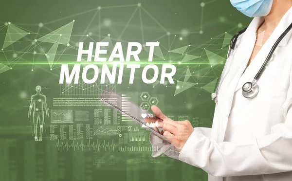 Lekarz Pisze Notatki Tablicy Napisem Heart Monitor Koncepcja Diagnozy Medycznej — Zdjęcie stockowe
