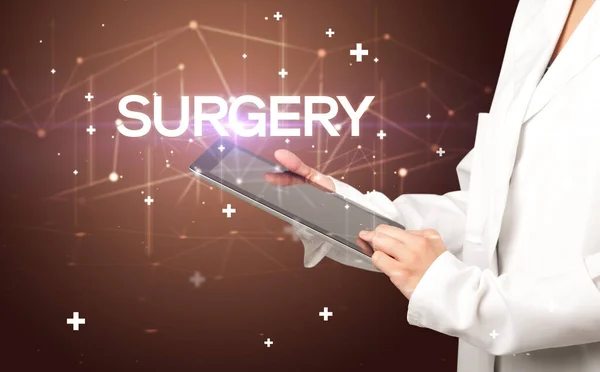Dokter Vult Medisch Dossier Met Surgery Inscriptie Medisch Concept — Stockfoto