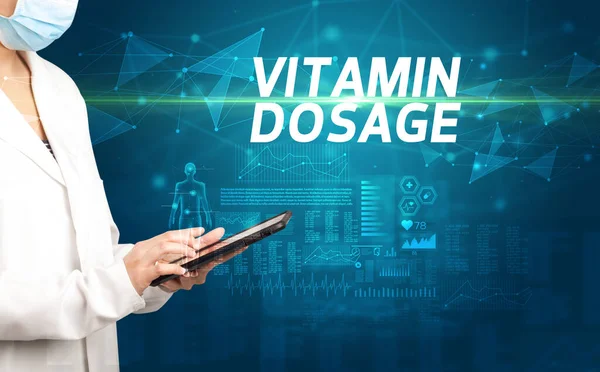 Arts Schrijft Notities Het Klembord Met Vitamin Dosage Inscriptie Medische — Stockfoto