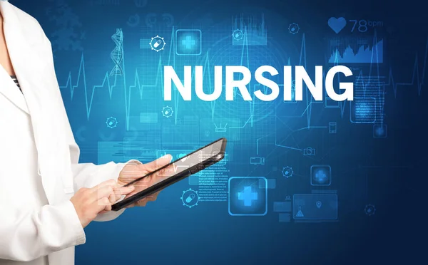 Młody Lekarz Zapisuje Notatki Napisem Nursing Koncepcja Opieki Zdrowotnej — Zdjęcie stockowe