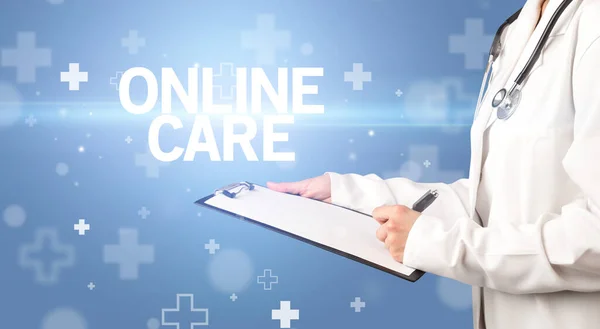Doctor Escribe Notas Portapapeles Con Inscripción Online Care Concepto Primeros — Foto de Stock