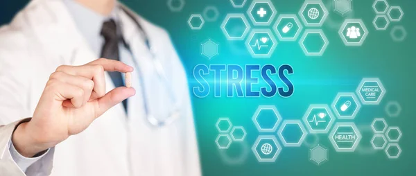 Närbild Läkare Som Ger Dig Ett Piller Med Stress Inskription — Stockfoto