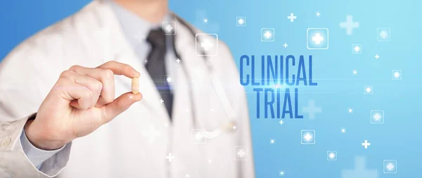 Close Médico Que Uma Pílula Com Inscrição Clínica Trial Conceito — Fotografia de Stock