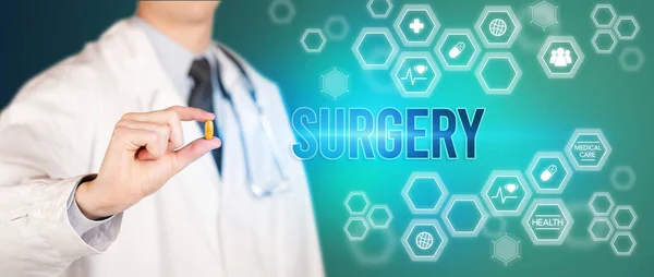 Közelkép Egy Orvosról Aki Surgery Felirattal Ellátott Tablettát Önnek Orvosi — Stock Fotó