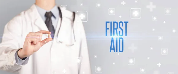 Крупним Планом Лікар Дає Таблетку Написом First Aid Медична Концепція — стокове фото