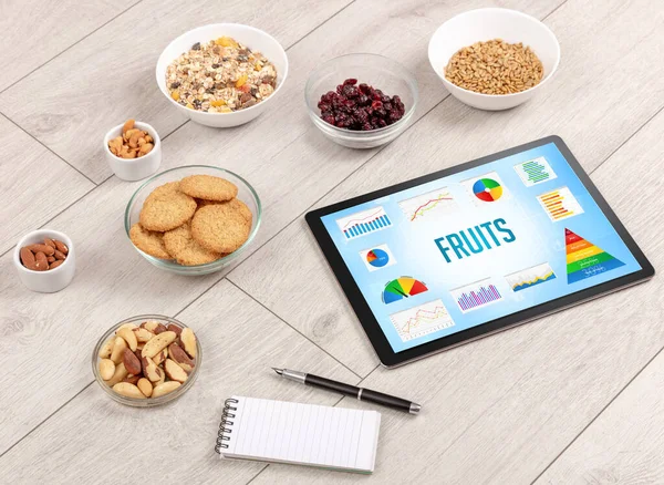 Alimentos Orgânicos Tablet Mostrando Inscrição Frutos Composição Nutricional Saudável — Fotografia de Stock