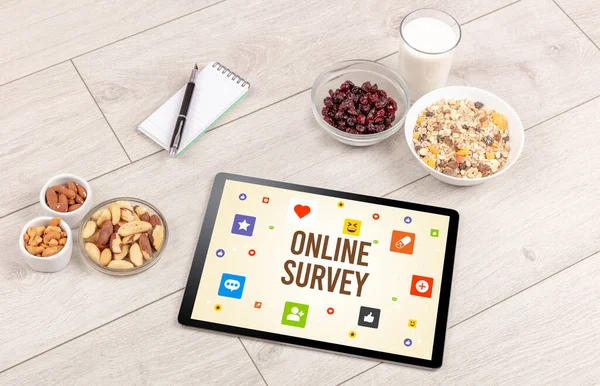 Gesunde Tablet Komposition Mit Online Survey Beschriftung Social Networking Konzept — Stockfoto