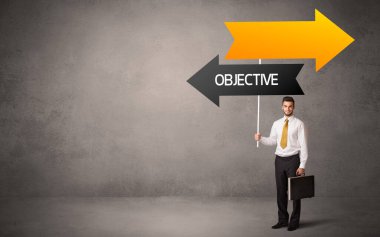 OBJECTIVE yazıtları, iş yönetimi kavramı ile günlük bekleme yolu tabelasında genç iş adamı
