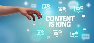 İçindekilere işaret eden kırpılmış elin yakın çekimi King yazıtları, sosyal ağ kavramı