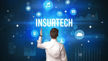 INSURTECH yazıtları ve modern teknoloji kavramına sahip bir işadamının arka görünümü