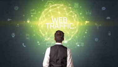 Web TRAFFIC yazıtlı bir işadamının arka görünümü, çevrimiçi güvenlik kavramı