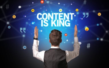 İçeriği olan bir işadamının arka görüşü King yazıtları ve sosyal ağ kavramlarıdır