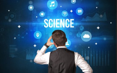 Bilimsel yazıtlara ve modern teknoloji kavramına sahip bir iş adamının arka görüşü