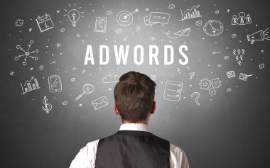 ADWORDS yazıtları, modern iş konsepti olan bir işadamının arka görünüşü