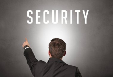 SECURITY yazıtları ve siber güvenlik kavramına sahip bir işadamının arka görünüşü