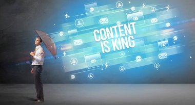 CONTENT 'den şemsiye ile yakışıklı iş adamı savunması King yazıtları, yeni nesil medya kavramı