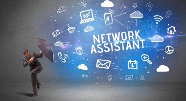 NETWORK ASSISTANT yazıtlarından şemsiyeyle savunma yapan iş adamı, modern teknoloji kavramı