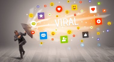 Yakışıklı iş adamı VIRAL yazıtları ve sosyal ağ kavramından şemsiyeyle savunma yapıyor.