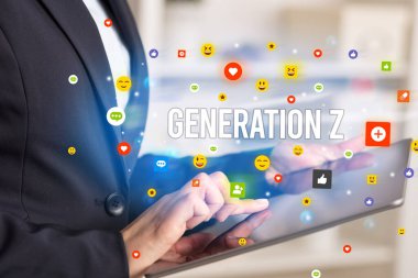 Sosyal medya simgeleri ve GENERATION Z yazıtlarıyla multimedya oynayan işadamını kapat