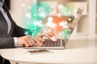 Arkadaş isteği simgeleri ve sosyal medya konseptiyle dizüstü bilgisayarda sörf yapan genç kişi