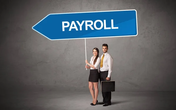 Νεαρός Επιχειρηματίας Περιστασιακή Εκμετάλλευση Οδικής Πινακίδας Επιγραφή Payroll Νέα Έννοια — Φωτογραφία Αρχείου