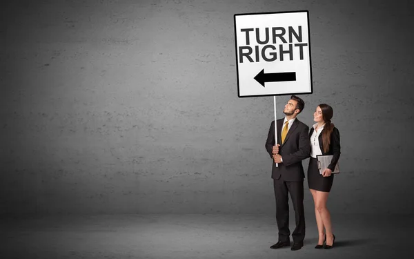 Бізнесмен Тримає Дорожній Знак Написом Turn Right Нова Концепція Ідеї — стокове фото