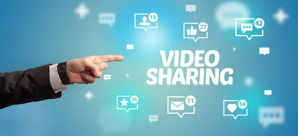 Zbliżenie Przyciętej Dłoni Wskazującej Napis Video Sharing Koncepcja Sieci Społecznościowych — Zdjęcie stockowe