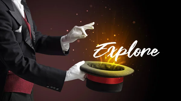 Goochelaar Toont Magische Truc Met Explore Inscriptie Reizen Concept — Stockfoto