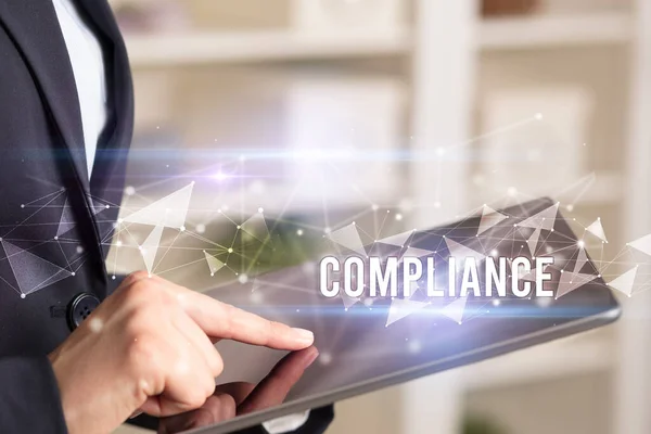 Закрыть Руки Помощью Планшета Надписью Compliance Современная Концепция Бизнес Технологий — стоковое фото