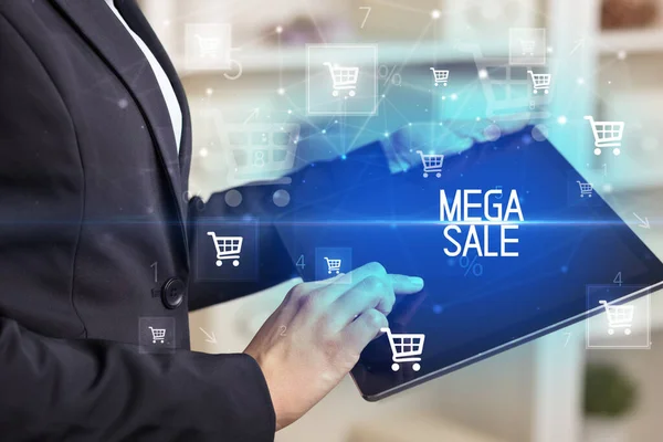 Jonge Doet Een Aankoop Online Shopping Applicatie Met Mega Sale — Stockfoto