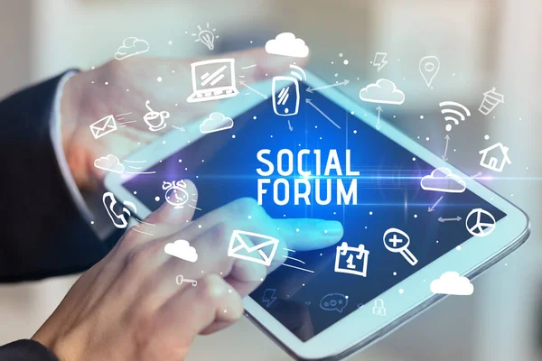 Close Uma Pessoa Usando Redes Sociais Com Inscrição Social Forum — Fotografia de Stock
