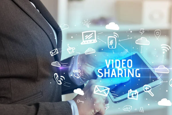 Közelkép Egy Személyről Aki Video Sharing Felirattal Használja Közösségi Hálózatot — Stock Fotó